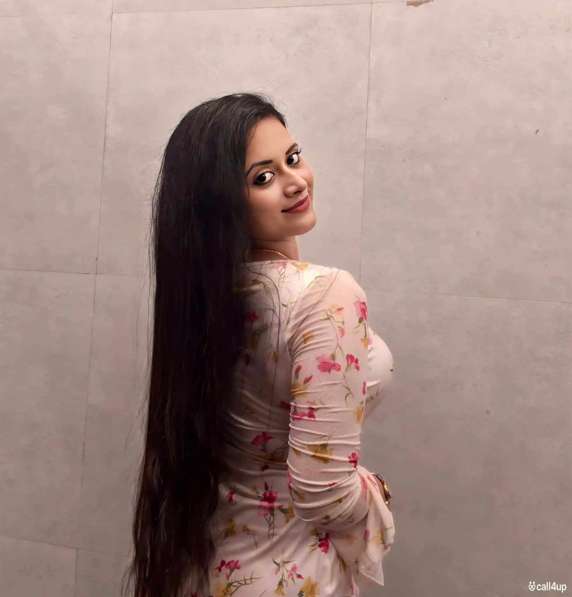 Sundar ladki vah bhi kam age wali available diye Hain 362035
